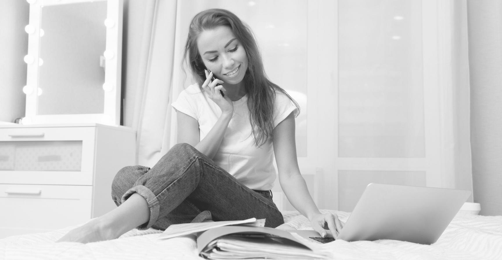 Groupe d'apprenants collaborant sur des projets financiers